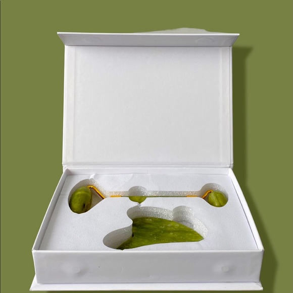 Jade Roller & Gua Sha Set - Picture 2 of 2